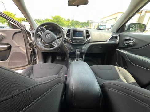 Used 2019 Jeep Cherokee Latitude w/ Popular Appearance Group FWD image 13