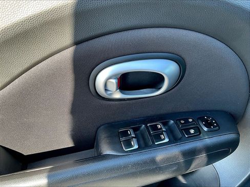 Used 2018 Kia Soul + FWD image 34