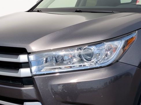Used 2017 Toyota Highlander XLE AWD/4WD image 9