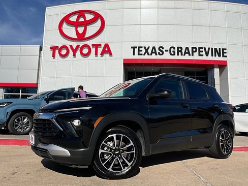 Used 2025 Chevrolet TrailBlazer LT image 2