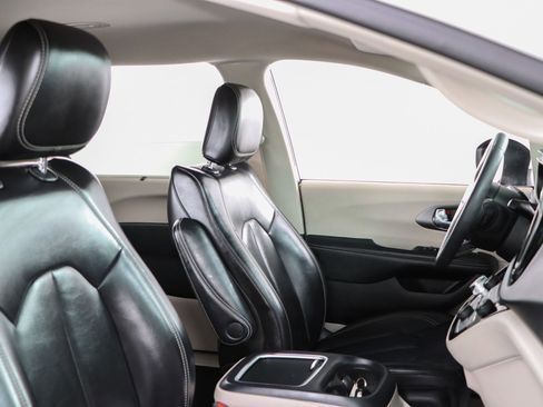 Used 2023 Chrysler Pacifica Touring-L image 27