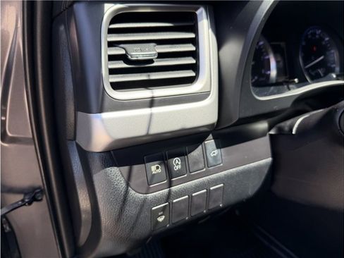 Used 2019 Toyota Highlander SE FWD image 38
