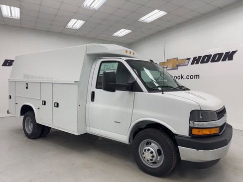 New 2026 Chevrolet Express 3500 w/ Power Convenience Package RWD image 3