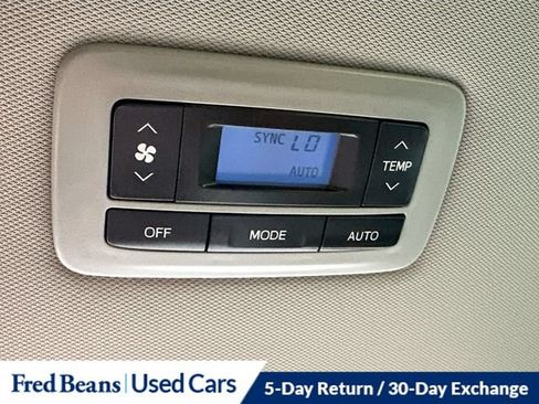 Used 2016 Toyota Sienna SE Premium w/ Four Season Floor Mat Package FWD image 33