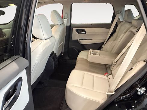 Used 2025 Nissan Rogue SV w/ SV Premium Package image 24