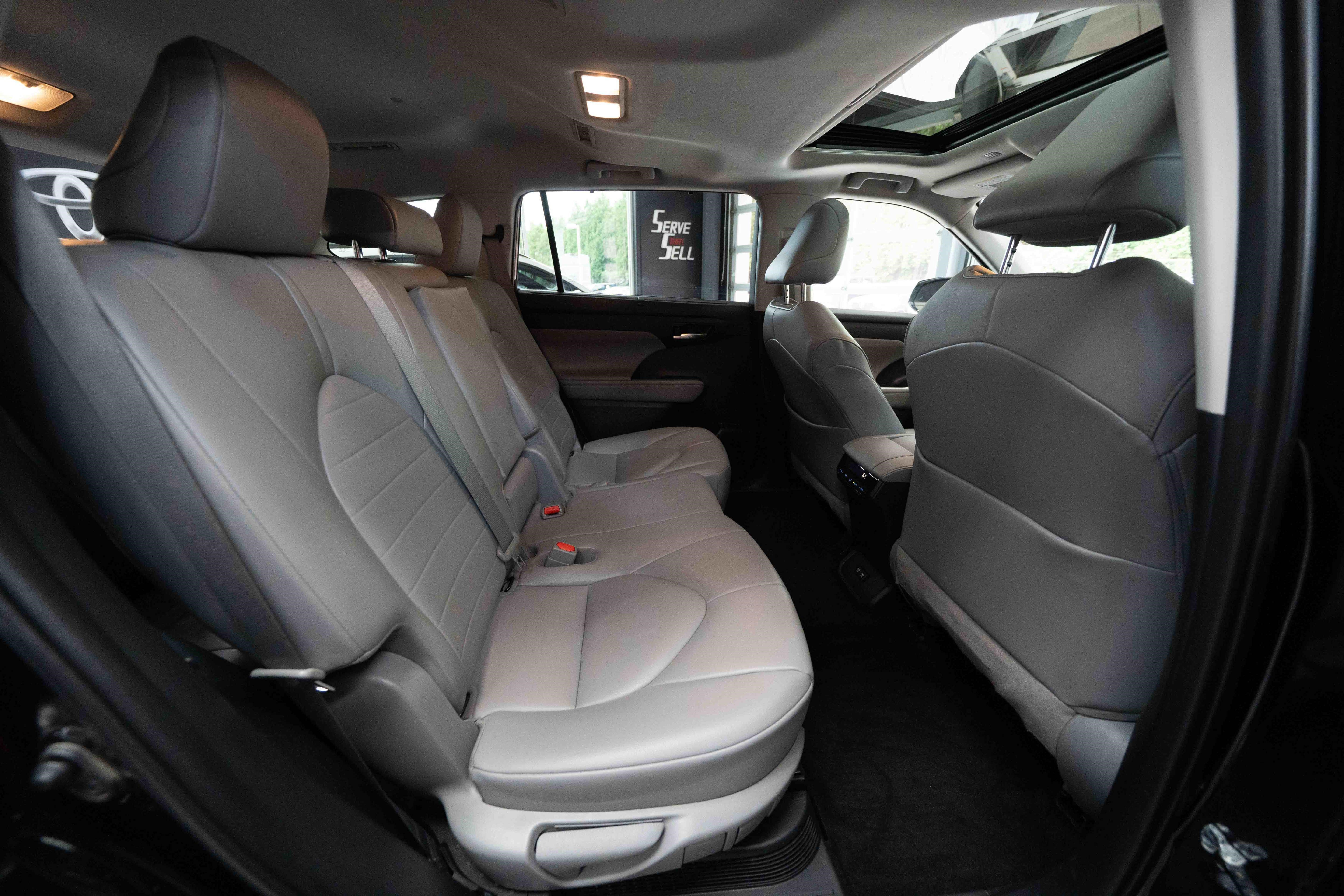 Used 2021 Toyota Highlander XLE AWD/4WD image 24