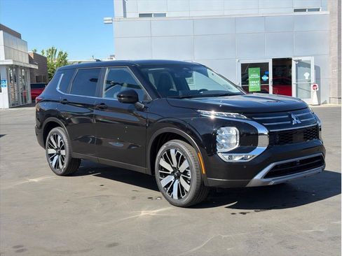 New 2026 Mitsubishi Outlander LE image 3