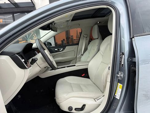 Used 2021 Volvo S60 T6 Momentum w/ Premium Package image 7