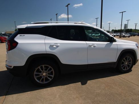 Used 2024 GMC Terrain SLT AWD/4WD image 5