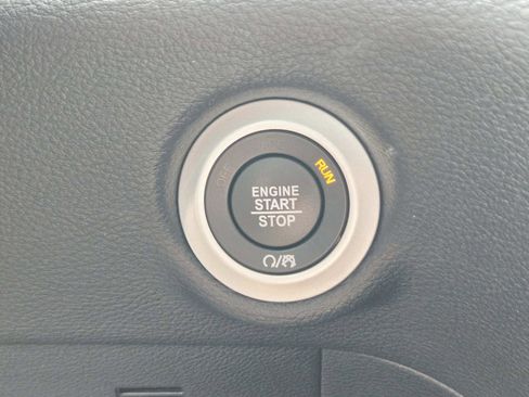 Used 2025 Chrysler Pacifica Limited FWD image 37