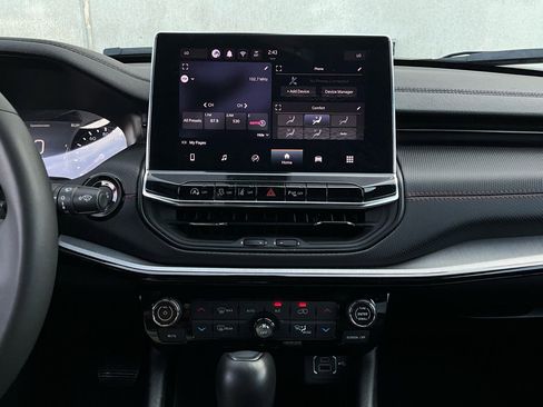 Used 2025 Jeep Compass Trailhawk image 26