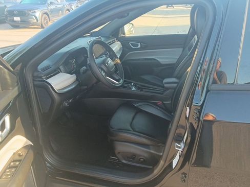 Used 2025 Jeep Compass Limited image 3