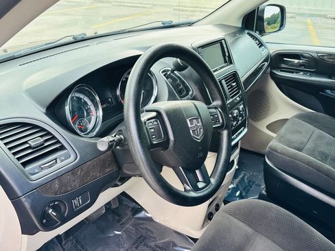 Used 2018 Dodge Grand Caravan SE w/ UConnect Hands-Free Group image 38