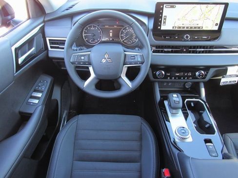 New 2025 Mitsubishi Outlander SE image 10