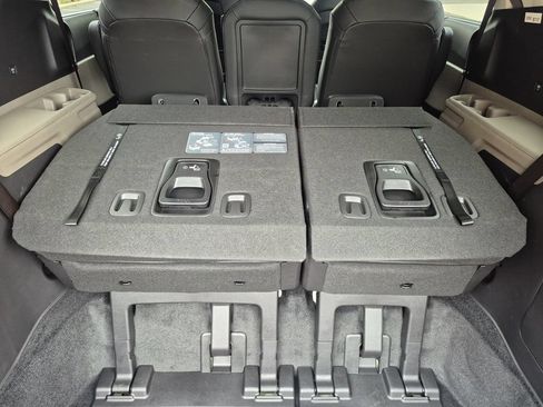 New 2026 Kia Carnival EX FWD image 13