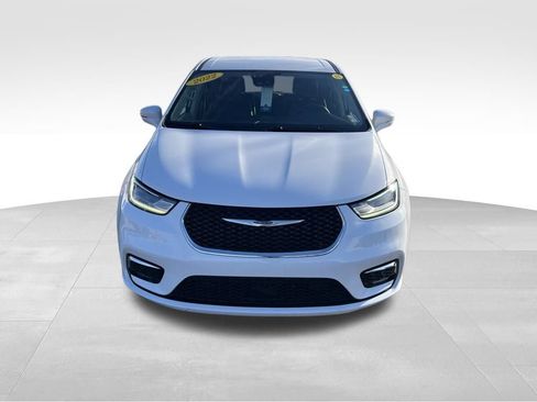 Used 2022 Chrysler Pacifica Touring-L w/ Uconnect Theater Family Group image 9