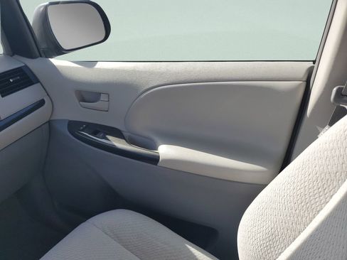 Used 2013 Toyota Sienna LE w/ Towing Pkg image 16