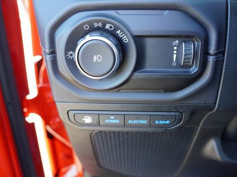 Certified 2025 Jeep Wrangler Unlimited Sahara w/ Safety Group AWD/4WD image 24