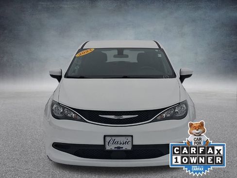 Used 2021 Chrysler Voyager LX image 2