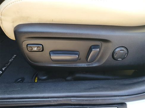 Used 2015 Toyota Avalon Limited image 23