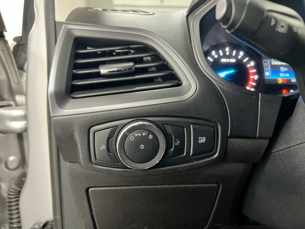 Used 2019 Ford Edge SE FWD image 18