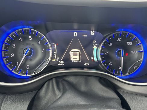 Used 2023 Chrysler Pacifica Touring-L image 7