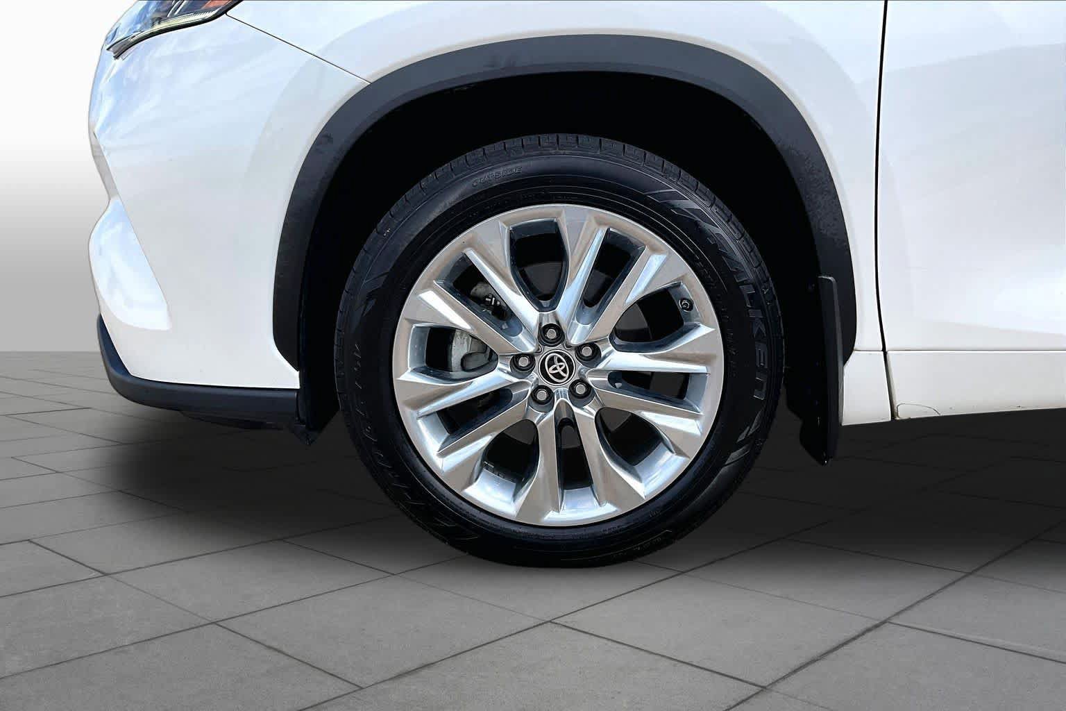 Used 2020 Toyota Highlander Limited FWD image 11