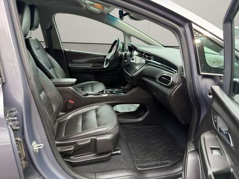 Used 2023 Chevrolet Bolt LT w/ Infotainment Package FWD image 13