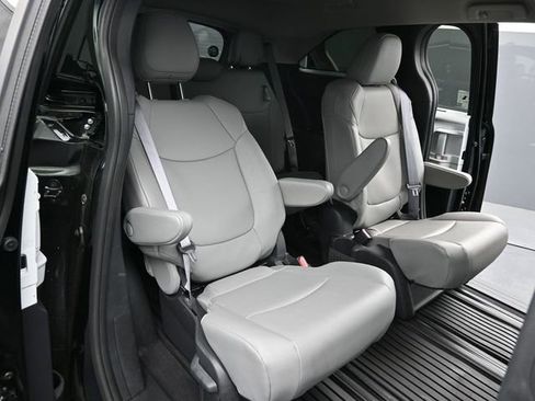 Certified 2025 Toyota Sienna XLE image 33