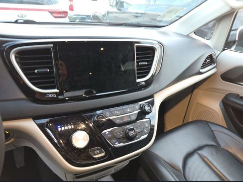 Used 2023 Chrysler Pacifica Touring-L image 3