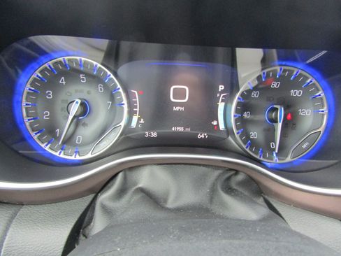 Used 2019 Chrysler Pacifica Touring-L Plus w/ Advanced Safetytec Group image 25