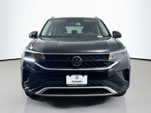 Certified 2022 Volkswagen Taos SE w/ Panoramic Sunroof Package image 2