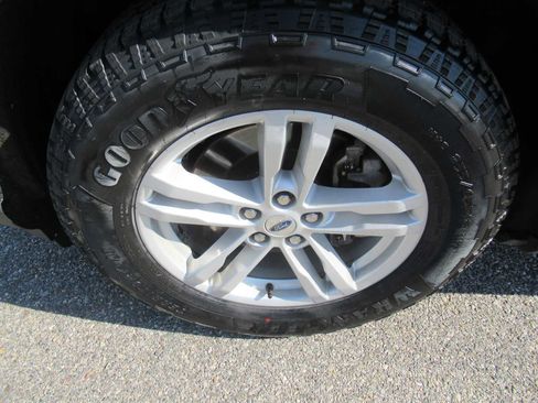 Used 2022 Ford Explorer XLT w/ Equipment Group 202A image 12