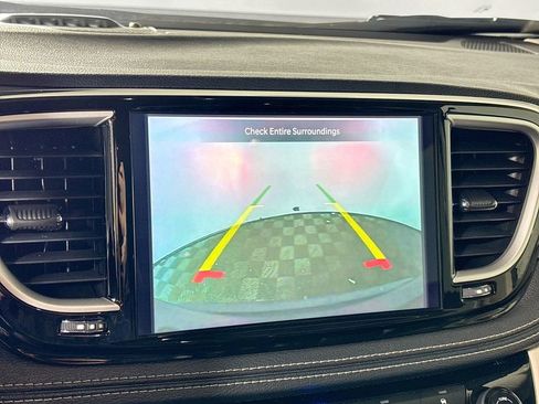 Used 2023 Chrysler Pacifica Touring-L FWD image 16