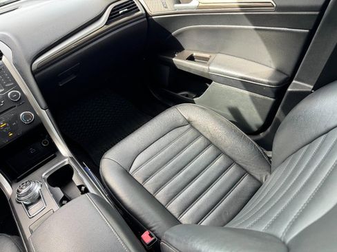 Used 2017 Ford Fusion SE FWD image 18