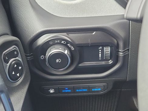 Used 2025 Jeep Wrangler Unlimited Sahara image 10