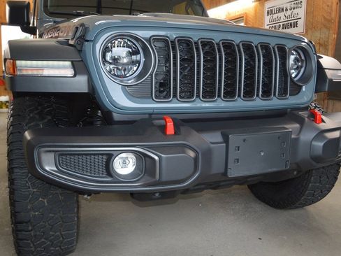 Used 2025 Jeep Gladiator Rubicon w/ Safety Group AWD/4WD image 3