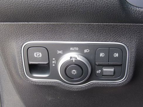 Used 2025 Mercedes-Benz GLB 250 4MATIC image 36