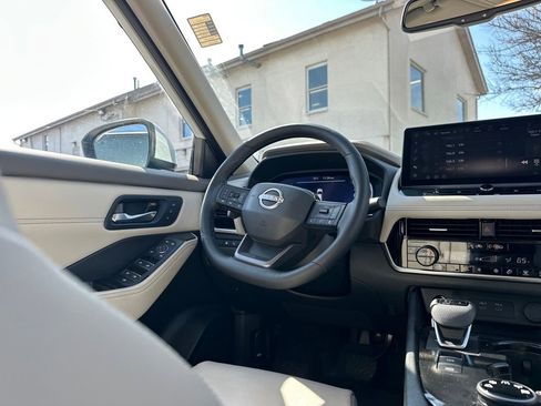 Used 2025 Nissan Rogue SL w/ SL Premium Package image 41