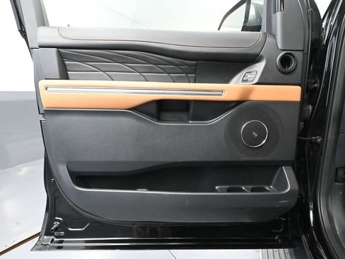 Used 2024 Ford Expedition Platinum image 19