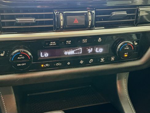 Used 2025 Nissan Pathfinder SL FWD image 24