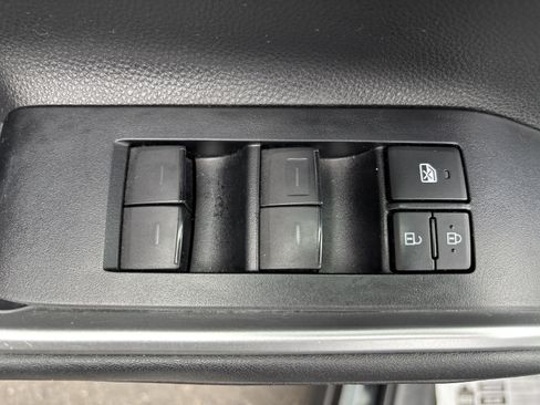 Used 2021 Toyota Highlander XLE AWD/4WD image 17