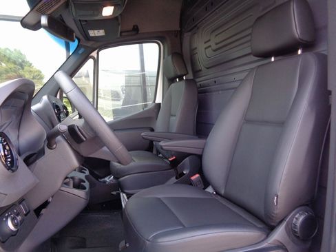 Used 2025 Mercedes-Benz Sprinter 2500 image 8