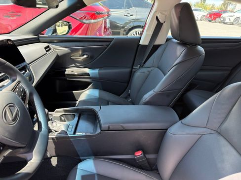 Used 2025 Lexus ES 300h w/ Premium Package FWD image 7