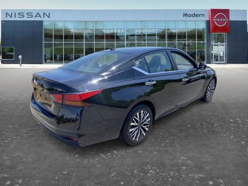 Used 2023 Nissan Altima 2.5 SV FWD image 5