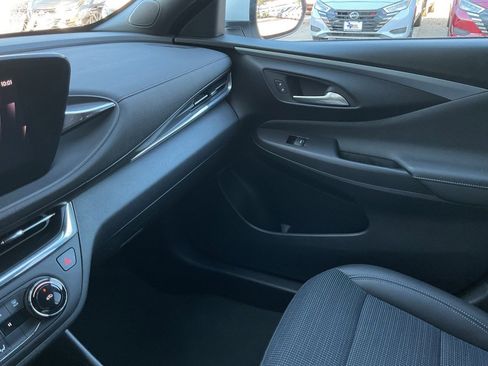 Used 2025 Buick Envista Preferred image 37