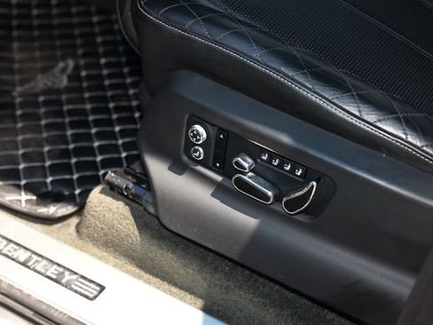 Used 2018 Bentley Bentayga AWD/4WD image 61