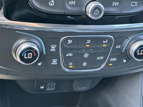 Used 2023 Chevrolet Traverse LT w/ LT Premium Package AWD/4WD image 35
