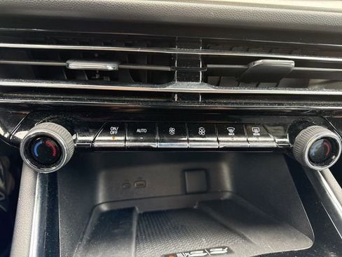 Used 2025 Chevrolet Traverse LT image 15