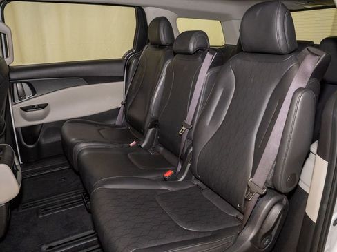 Certified 2024 Kia Carnival LX image 7